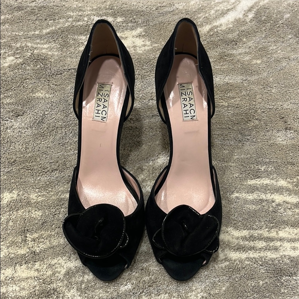 Isaac Mizrahi Black suede women’s peep toe pumps. Low heel and dressy.